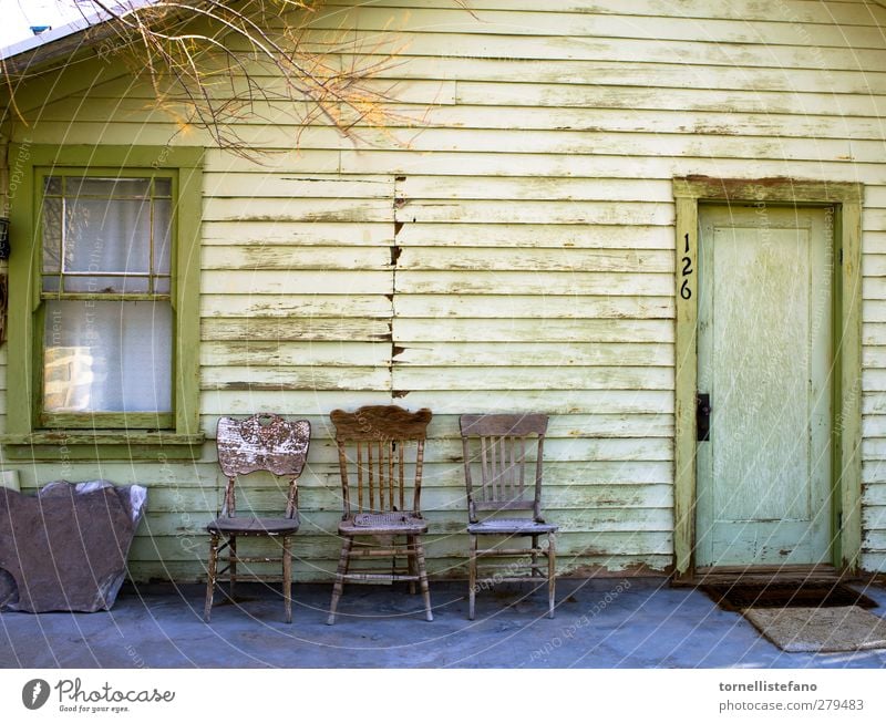 leere Stühle Hintergrundbild Landhaus schäbiger Chic alte Tür altes Fenster alte Stühle Veranda Außenbereich Konsistenz grün verwittert gelb Gebäude Nordamerika