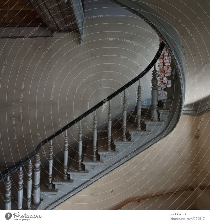 Stufe um Stufe Wand Treppe Treppenhaus Holz authentisch historisch Nostalgie Stil Höhenunterschied Treppengeländer geschwungen Pfosten Jugendstil Zahn der Zeit