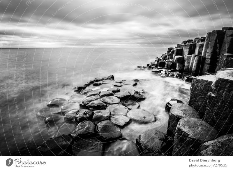 Ort der Entspannung Ferien & Urlaub & Reisen Sightseeing Meer Wellen Landschaft Himmel Wolken Wetter Felsen Küste schwarz weiß Nordirland Giant´s Causeway Stein