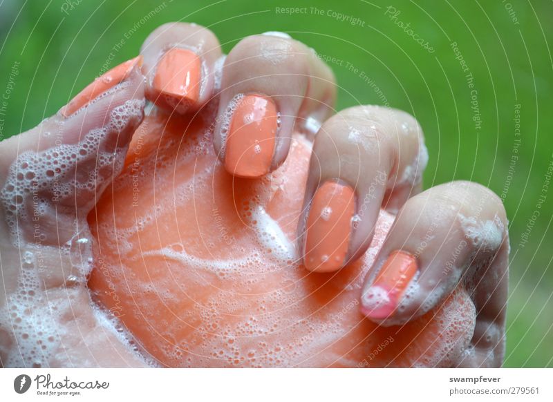 Die gute Seife schön Körperpflege Maniküre Kosmetik Nagellack Spa feminin Hand Finger Fingernagel 1 Mensch 18-30 Jahre Jugendliche Erwachsene Duft Gesundheit