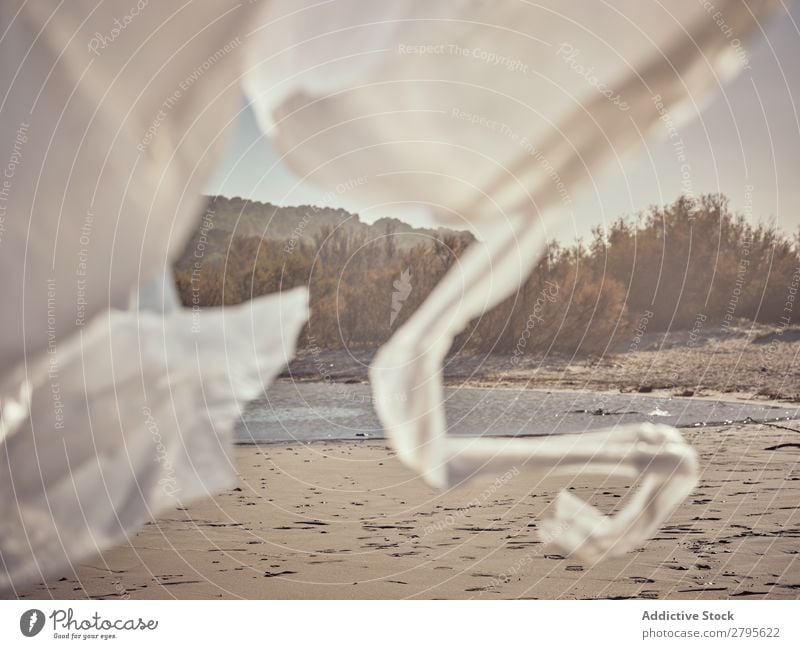 Mädchen verstrickt in wogendes Textil an der Flussküste winkend Küste Kind Hand Seite Wind Entwurf Sand Landschaft Strand Hilfsbereitschaft weiß Wasser Sonne