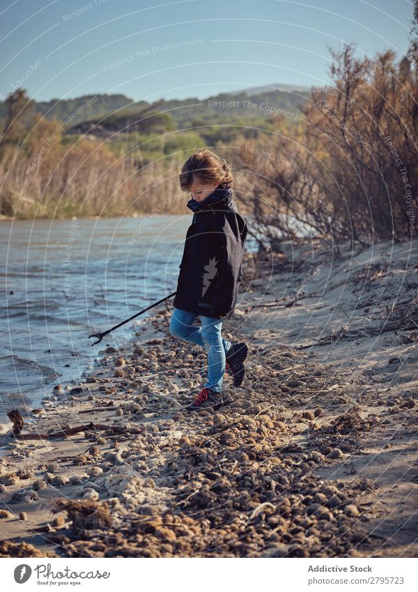 Dame und Kinder legen Müll in den Korb im Park. Müllbehälter Boden Container Putten Aufräumen Jugendliche Umwelt abholend Natur Frau Junge Mädchen Freiwilliger