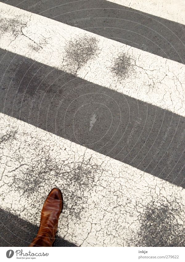 unterwegs Fuß 1 Mensch Verkehr Verkehrswege Personenverkehr Fußgänger Straße Wegkreuzung Zebrastreifen Bekleidung Leder Stiefel gehen alt Bewegung Ziel