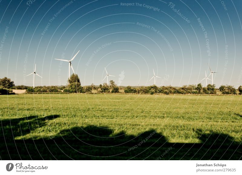 Windräder Umwelt Natur Landschaft Klima Klimawandel Schönes Wetter Sauberkeit Windkraftanlage Erneuerbare Energie Energiewirtschaft Feld Wiese Blauer Himmel