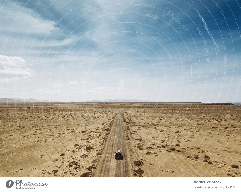 Autofahren auf der Straße in der malerischen Wüste PKW Spanien Fluggerät Drohnenansicht Fuerteventura las palmas Ferien & Urlaub & Reisen abgelegen ausleeren