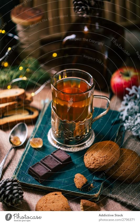 Schokolade und Kekse in der Nähe von Tee Plätzchen Buch alt Weihnachten & Advent Zapfen Lebensmittel süß Dessert Biskuit Snack retro lecker geschmackvoll Becher
