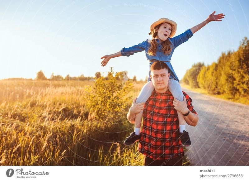 Glücklicher Vater und Tochter, die auf der Sommerwiese spazieren gehen. Lifestyle Freude Leben Erholung Spielen Ferien & Urlaub & Reisen Freiheit Sonne