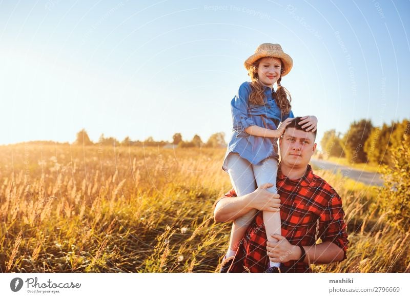 Glücklicher Vater und Tochter, die auf der Sommerwiese spazieren gehen. Lifestyle Freude Erholung Ferien & Urlaub & Reisen Freiheit Kindererziehung Mann