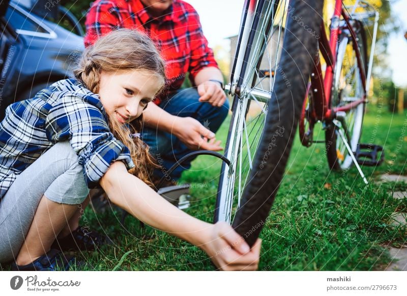 Fotografie Auto Limousine, Kinder helfen Vater beim Radwechsel & aufpumpen  des Reifen´s