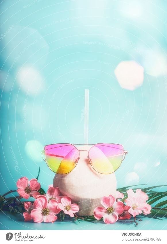 Frisches Kokosnuss Cocktail mit rosa Sonnenbrille Getränk Longdrink Lifestyle Stil Design Ferien & Urlaub & Reisen Abenteuer Sommer Sommerurlaub Strand Blume
