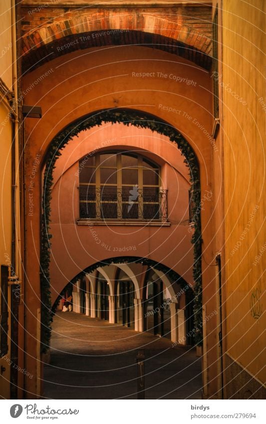 Bogenwelt Brescia Italien Stadt Altstadt Menschenleer leuchten ästhetisch gelb rot ruhig Farbe Idylle Wege & Pfade Torbogen Gasse Sprossenfenster historisch