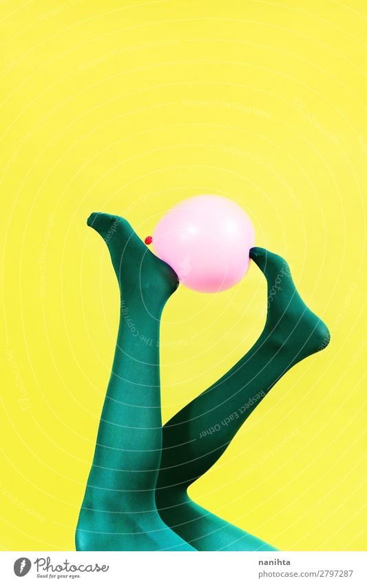 Grüne Beine einer Frau, die einen rosa Ballon hält. Design Körper Zufriedenheit feminin Erwachsene Kunst Strumpfhose Luftballon ästhetisch Coolness Erotik