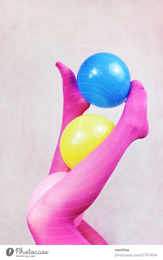 Pop Art über Beine mit rosa Strumpfhosen und Halteballons Stil Design Körper Freizeit & Hobby feminin Frau Erwachsene Kunst Mode Unterwäsche Luftballon