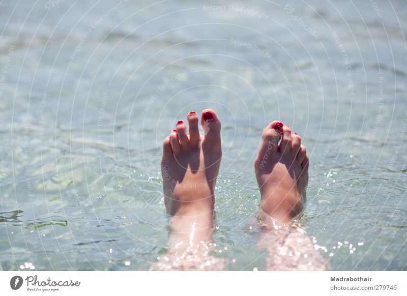 Sommerferien Ferien & Urlaub & Reisen Sommerurlaub Meer Wellen feminin Mädchen Jugendliche Fuß Zehen Zehennagel Wasser Küste Schwimmen & Baden Erholung liegen