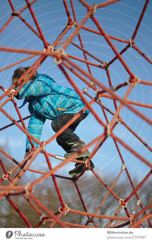 Kind klettert auf einem Spielplatz Kindheit Junge Bewegung natürlich Klettern Verantwortung Neugier Erfolg Glück hoch Mensch Spielen Freizeit & Hobby 3-8 Jahre