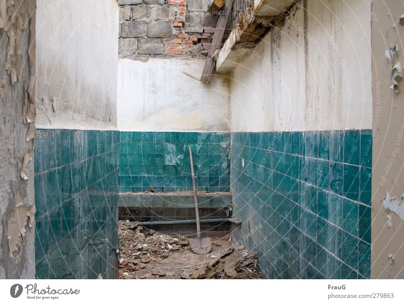 Ärmel hoch und los... Menschenleer Haus Mauer Wand Fliesen Glasfliesen Schaufel Beton Holz Backstein alt kaputt türkis Zerfall Vergänglichkeit Demontage Farbe