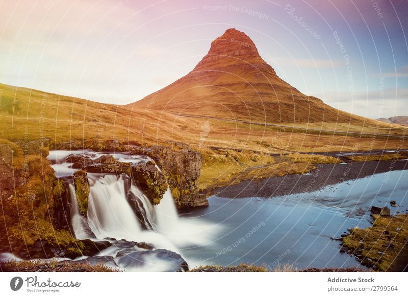 Majestätische Wasserfälle auf einer Klippe in den Bergen Landschaft Wasserfall Berge u. Gebirge Island malerisch Langzeitbelichtung Natur