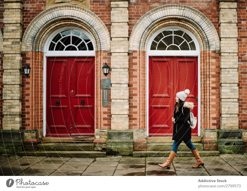 Frau geht durch rote Türen Tourist Straße laufen York England Ferien & Urlaub & Reisen Tourismus Großstadt Jugendliche Mensch Lifestyle Rucksack Gebäude