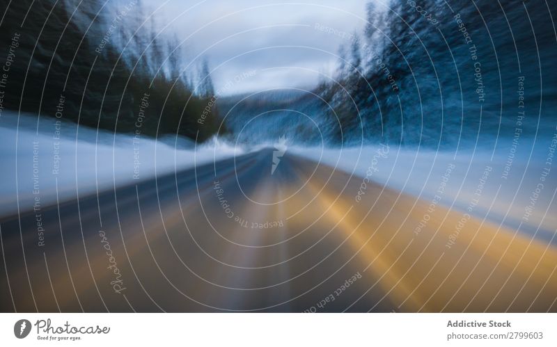 Straße, die zu wunderschönen Bergen im Schnee führt. Berge u. Gebirge Winter malerisch Kanada Landschaft Wege & Pfade Baum Aussicht wunderbar führend Frost