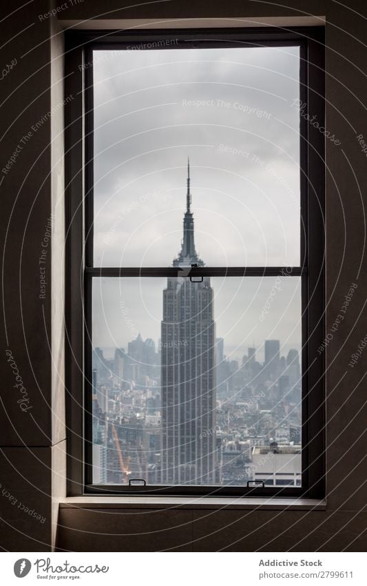Blick aus dem Fenster auf den hohen Turm der Stadt Großstadt Empire State Building New York State erstaunlich Aussicht Höhe Hochhaus Himmel Wolken Regen