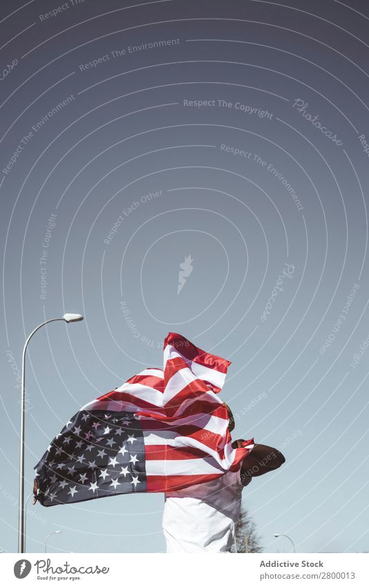 Lässiger Mann mit amerikanischer Flagge auf der Straße Fahne winkend Amerikaner Halt patriotisch USA Ferien & Urlaub & Reisen Feste & Feiern Freiheit Länder