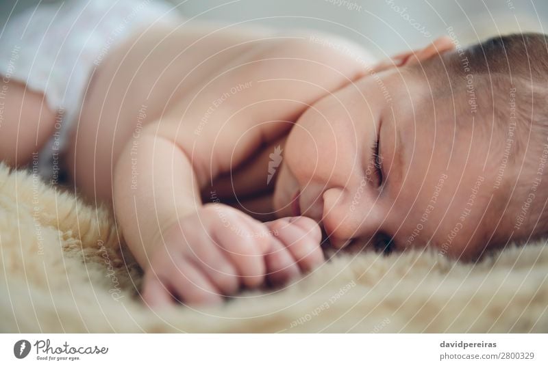 Baby schläft auf einer Decke schön ruhig Schlafzimmer Kind Mensch Frau Erwachsene Kindheit schlafen authentisch klein nackt niedlich bequem unschuldig traumhaft