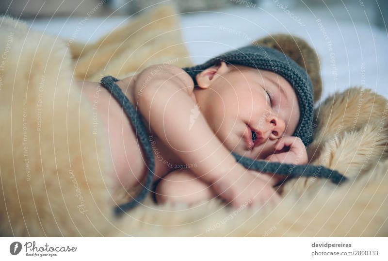 Baby Mädchen mit Pomponhut schlafend schön ruhig Schlafzimmer Kind Mensch Frau Erwachsene Mund Hut Liebe träumen authentisch klein nackt niedlich bequem