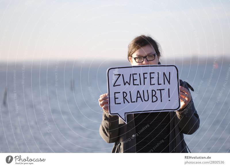 Frau mit Sprechblase Text festhalten Hinweisschild Schilder & Markierungen Schriftzeichen Erwachsene feminin Kommunikation Porträt Natur See Brille Mensch