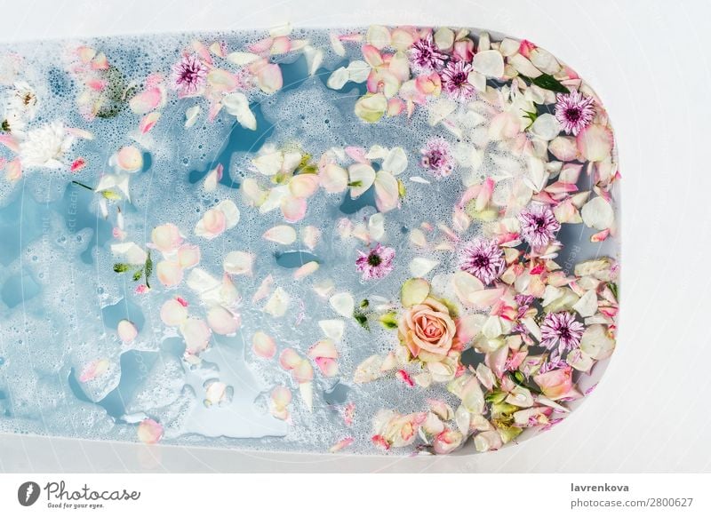 Bad gefüllt mit blauem Seifenblasenwasser, Blumen und Blütenblättern aromatisch Kübel Lifestyle Erholung Sauberkeit Wäsche waschen Wasser Trinkwasser