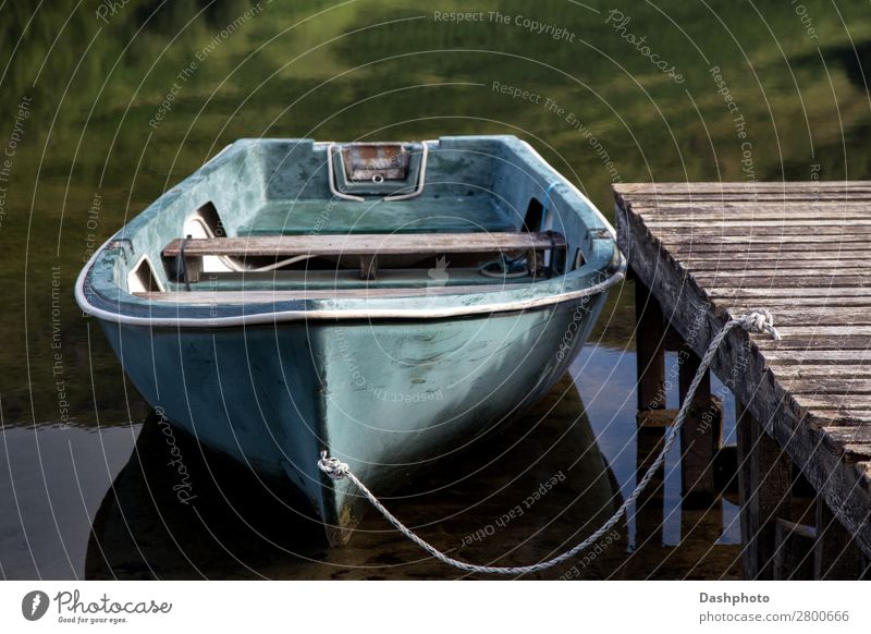 Altes Ruderboot liegt an einem schottischen Highland Loch. Freizeit & Hobby Ferien & Urlaub & Reisen Strand Wellen Seil Pflanze Gras Wald Küste See Fischerboot