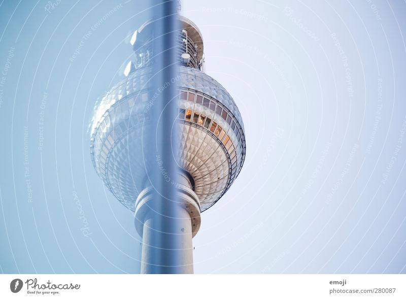[b]leu Himmel nur Himmel Wolkenloser Himmel Stadt Hauptstadt Bauwerk Gebäude Sehenswürdigkeit Wahrzeichen blau Berlin Berliner Fernsehturm Farbfoto