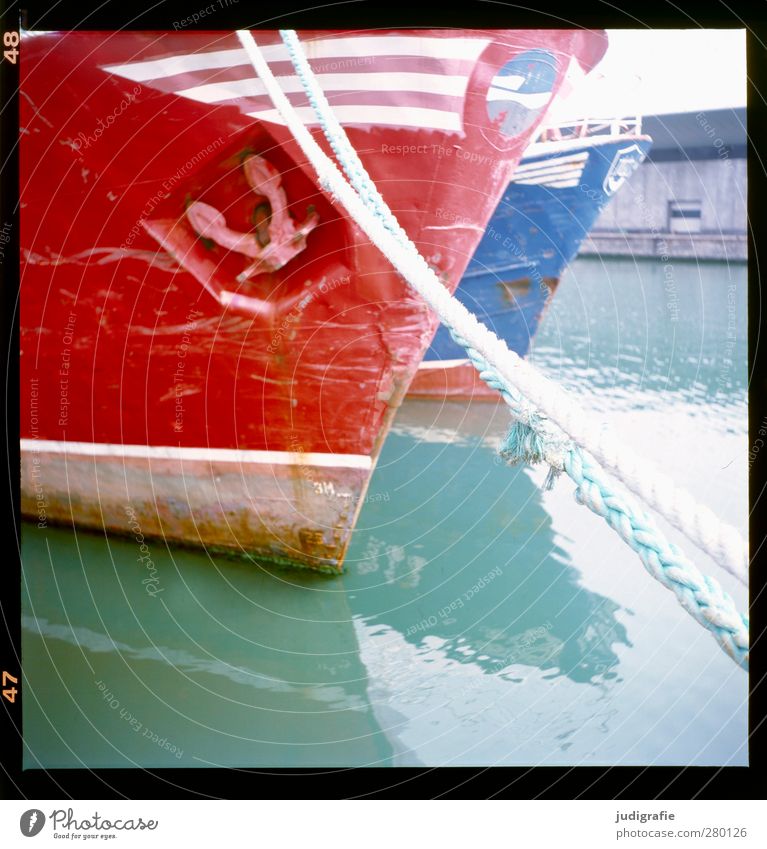 Hirtshals Wasser Hafenstadt Schifffahrt Fischerboot Anker Seil blau rot ruhig Farbfoto mehrfarbig Außenaufnahme