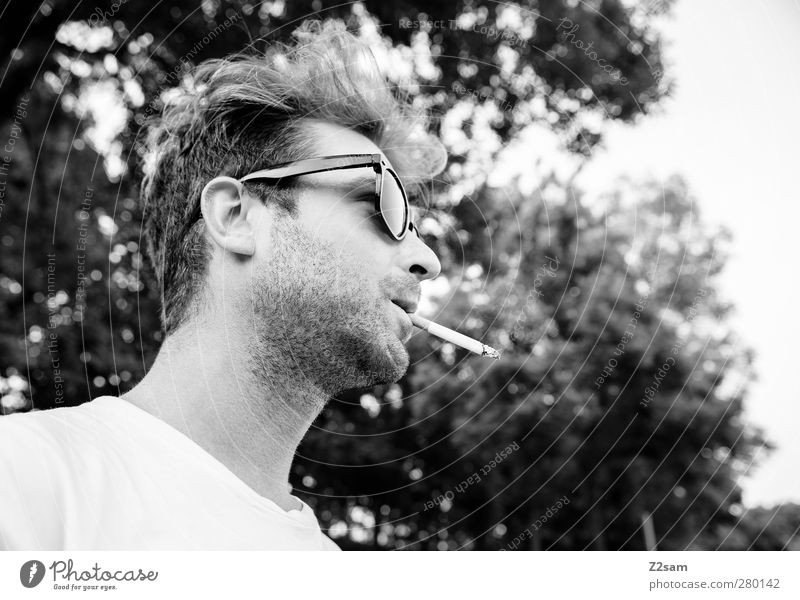 MR. Fahri Stil maskulin Junger Mann Jugendliche 18-30 Jahre Erwachsene Umwelt Natur Landschaft Sommer Baum T-Shirt Sonnenbrille Haare & Frisuren Rauchen stehen