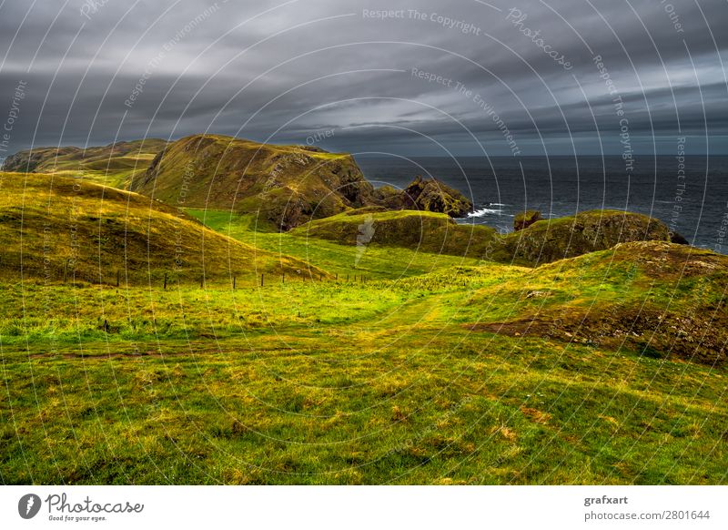 Wanderweg an der Atlantikküste bei St. Abbs Head in Schottland landwirtschaft atlantik bucht schön britannien ruhig klippen klima wolken wolkig küstenlandschaft