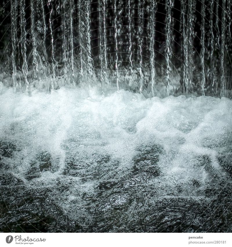 löschwasser Natur Urelemente Wasser Wassertropfen Wellen Bach Wasserfall Tropfen nass natürlich Sauberkeit Geschwindigkeit schwarz türkis weiß authentisch