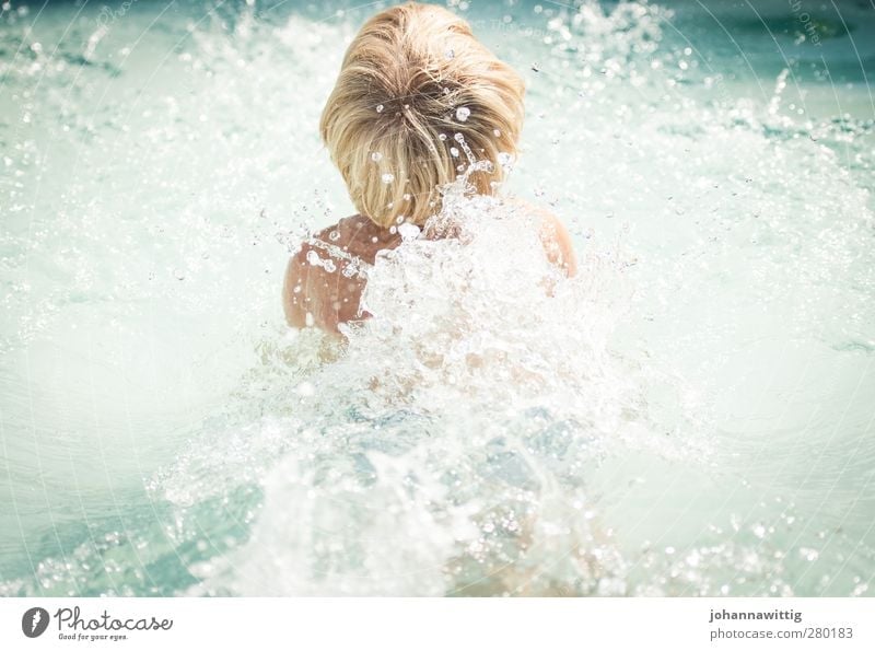 Erfrischung! Freude Sommer Sonne Garten Schwimmbad Kleinkind Wasser Wärme Wiese blau Leben weiÃŸ Junge Hängematte Gartenmöbel jung suess Hinterkopf Falle