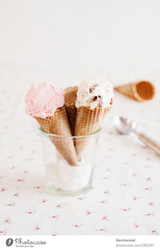 Eiscreme Lebensmittel Dessert Speiseeis Süßwaren Ernährung süß Eiskugel Eiswaffel Kühlung sommerlich Fruchteis Foodfotografie lecker Farbfoto Innenaufnahme