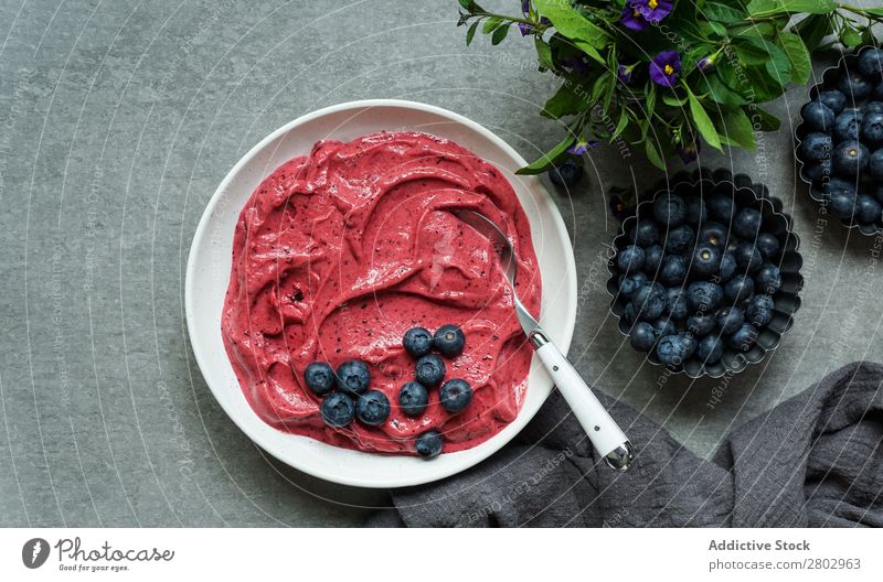 Smoothy von frischen Moorblaubeeren und Himbeeren in der Schale nahe der Serviette Milchshake Schalen & Schüsseln reif Moor Heidelbeere geschmackvoll Tasse