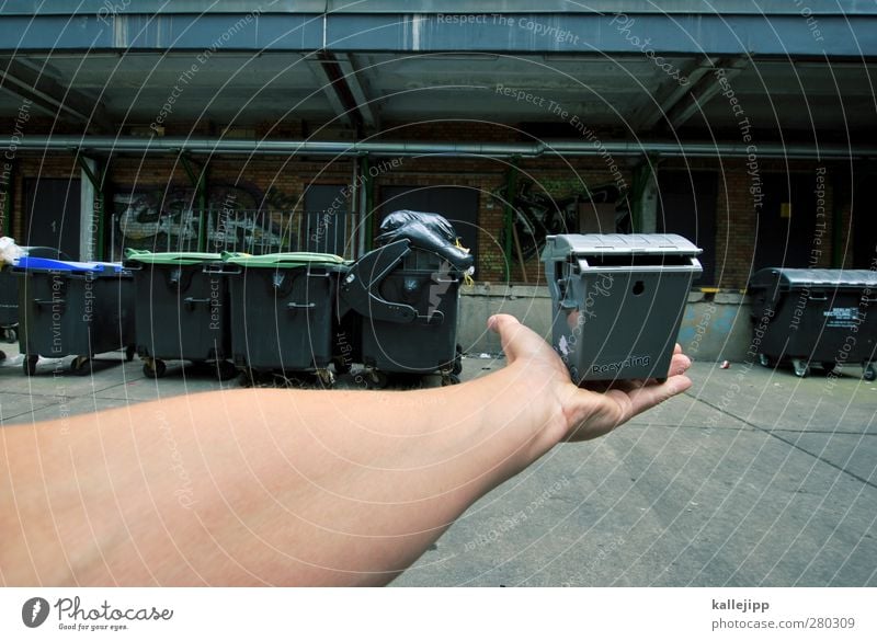 wertstoff Mensch Hand Finger 1 Umwelt festhalten Fass Müll Müllbehälter Recycling Recyclingcontainer Wertstoff Müllmann Industriefotografie Wirtschaft Haushalt