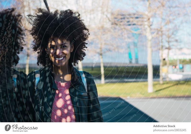 Porträt einer schwarzen Frau mit Afrohaar. Erwachsene Afrikanisch Afro-Look Amerikaner Hintergrundbild schön Beautyfotografie lässig heiter lockig niedlich