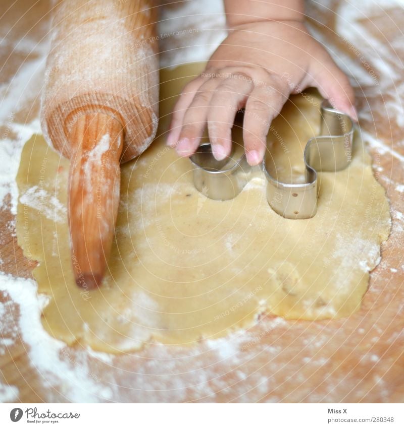 Schon wieder so weit Lebensmittel Teigwaren Backwaren Kuchen Ernährung Mensch Kind Kleinkind Hand Finger 1 1-3 Jahre 3-8 Jahre Kindheit lecker niedlich süß