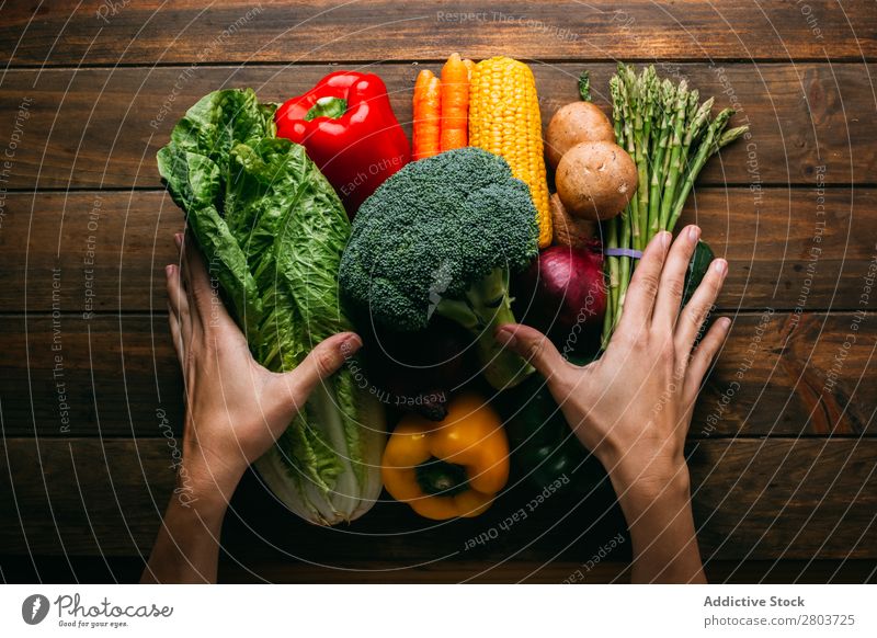 Gemüse und Geschirr auf dem Küchentisch Utensilien kochen & garen Tisch Leinen Sortiment frisch Lebensmittel Gesundheit organisch Vegane Ernährung Kopfsalat