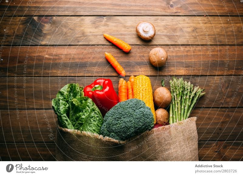 Leinensack mit verschiedenem Gemüse auf dem Tisch Tasche Sortiment frisch Lebensmittel Gesundheit organisch Vegane Ernährung Küche Sack Kopfsalat Brokkoli