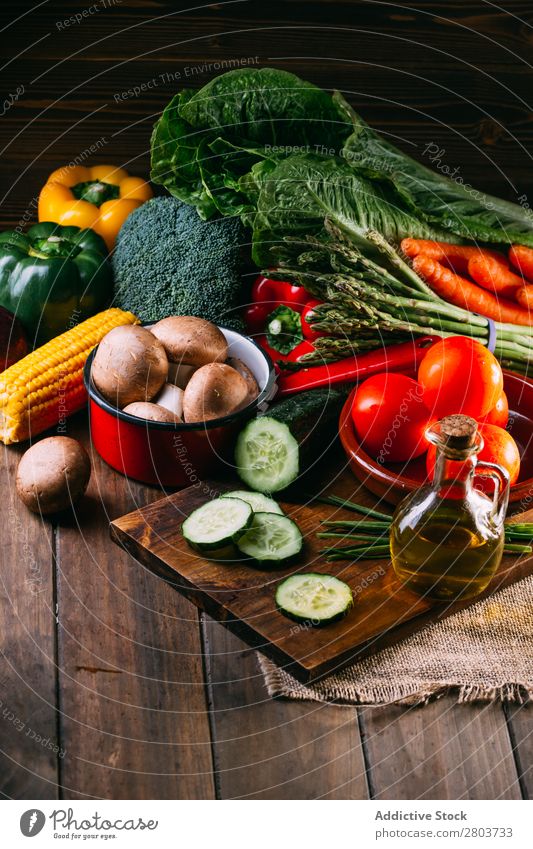 Gemüse und Geschirr auf dem Küchentisch Utensilien kochen & garen Tisch Leinen Sortiment frisch Lebensmittel Gesundheit organisch Vegane Ernährung Messer