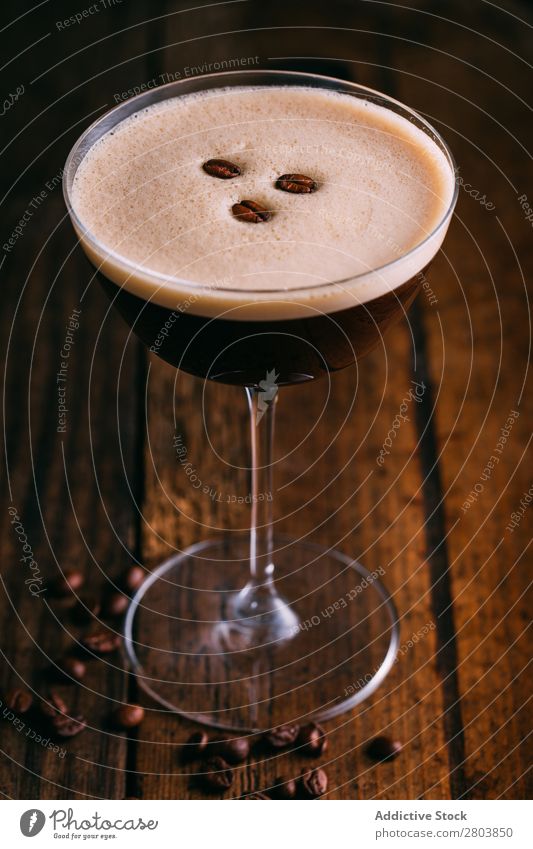 Espresso-Martini-Cocktail Alkohol Bohnen Getränk schwarz Koffein Kaffee kalt kaltes Brühen Tasse trinken Schaum Lebensmittel Glas Feinschmecker Eis Milch