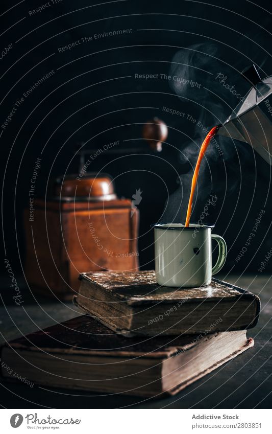 Portionieren von heißem Kaffee in einer Email-Tasse Antiquität aromatisch Bohnen Getränk schwarz Buch Frühstück Koffein Kaffeepause Kaffeekanne Creme trinken