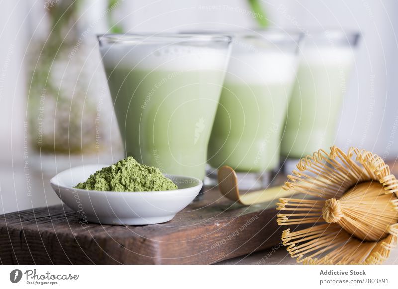 Matcha Latte Holz Pulver Matcha-Tee Kräuter & Gewürze Milch trinken Rührbesen Baggerlöffel Teekanne Japaner sortiert Gesundheit grün Getränk Wasser brauen
