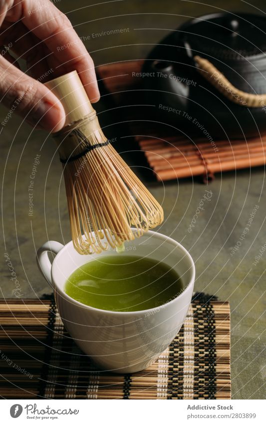 Zubereitung von Matcha-Tee Pulver Holz Hand Kräuter & Gewürze Mann Tasse trinken Rührbesen Baggerlöffel Japaner Teekanne sortiert grün Gesundheit Getränk dunkel