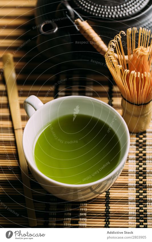 Zubereitung von Matcha-Tee sortiert Bambus Getränk brauen Tasse dunkel trinken grün Gesundheit Kräuter & Gewürze Japaner Pulver Baggerlöffel Löffel Teekanne