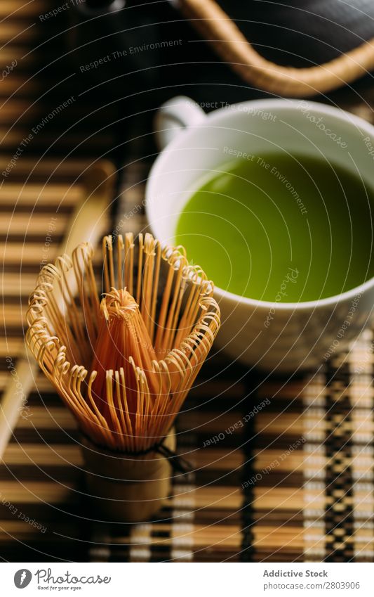 Zubereitung von Matcha-Tee sortiert Bambus Getränk brauen Tasse dunkel trinken grün Gesundheit Kräuter & Gewürze Japaner Pulver Baggerlöffel Löffel Teekanne